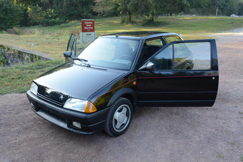 Illustration for article titled This 90's Citroen has a genius quirk and/or feature!